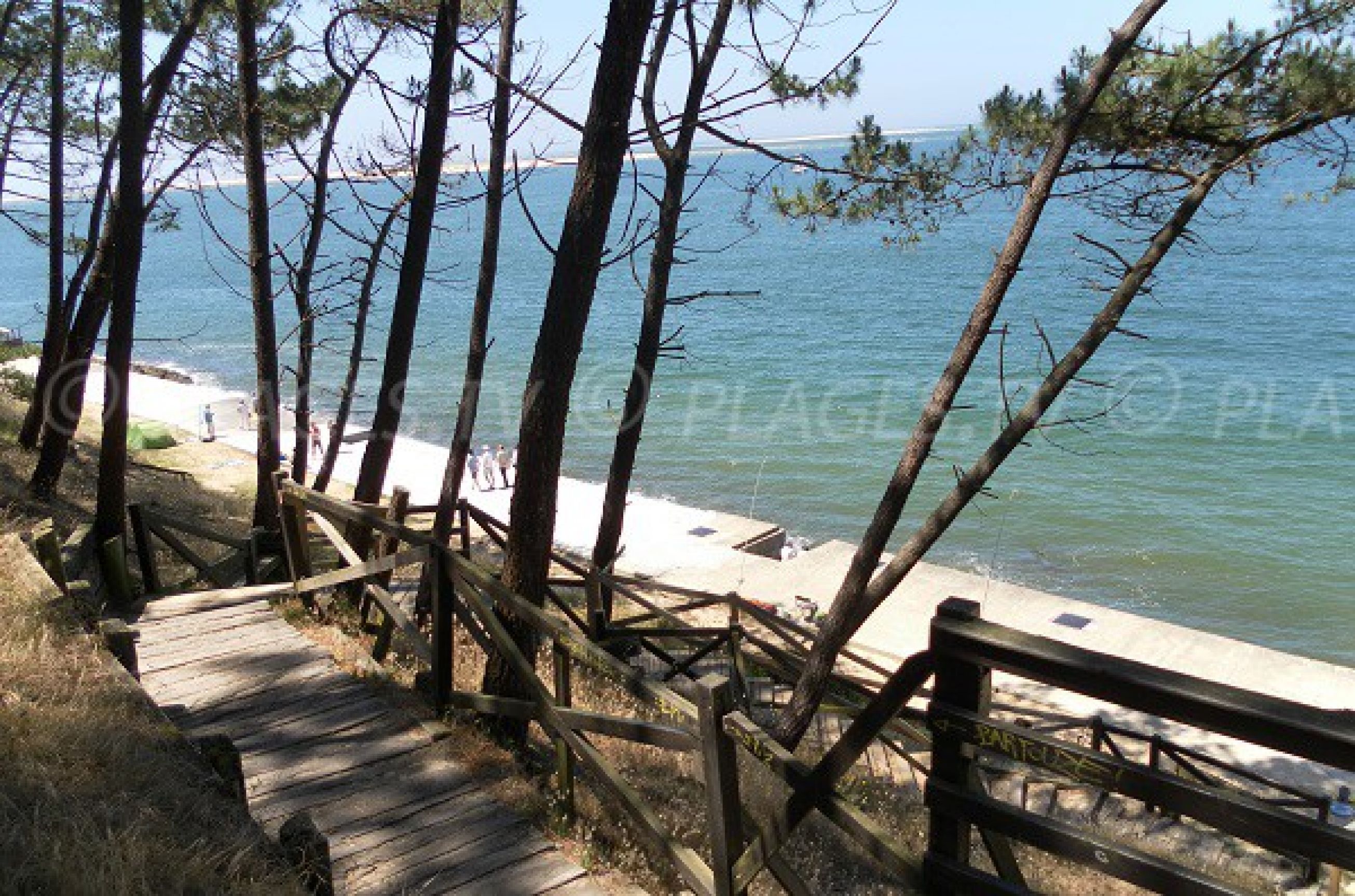 Accès à la plage par La Corniche